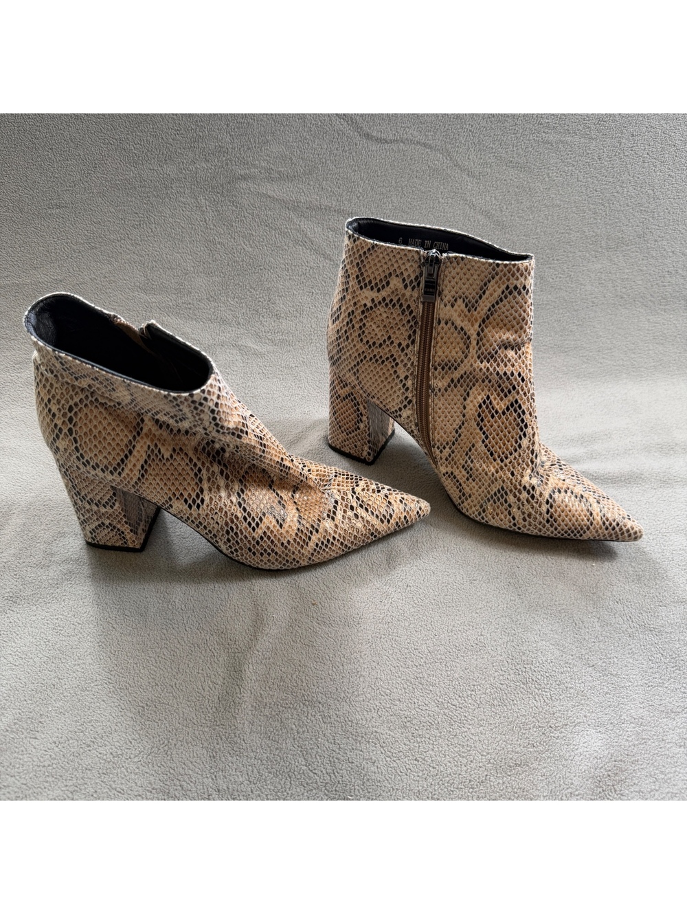 Women’s Size 6 Fux Snakeskin Pointed Toe Block Heel Ankle Boots Tan Brown